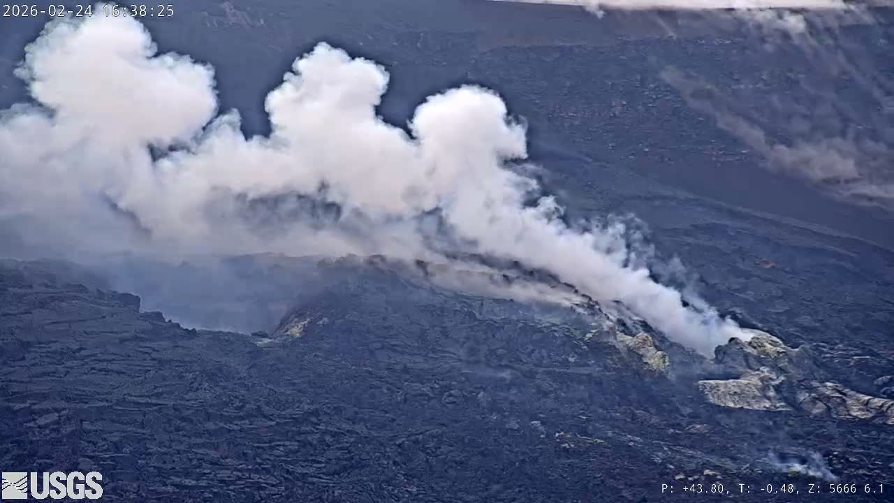 Hawaii , Kilauea Volcano, South Halemaʻumaʻu Crater Live Cam - Volcano, Big Island, Hawaii, USA
