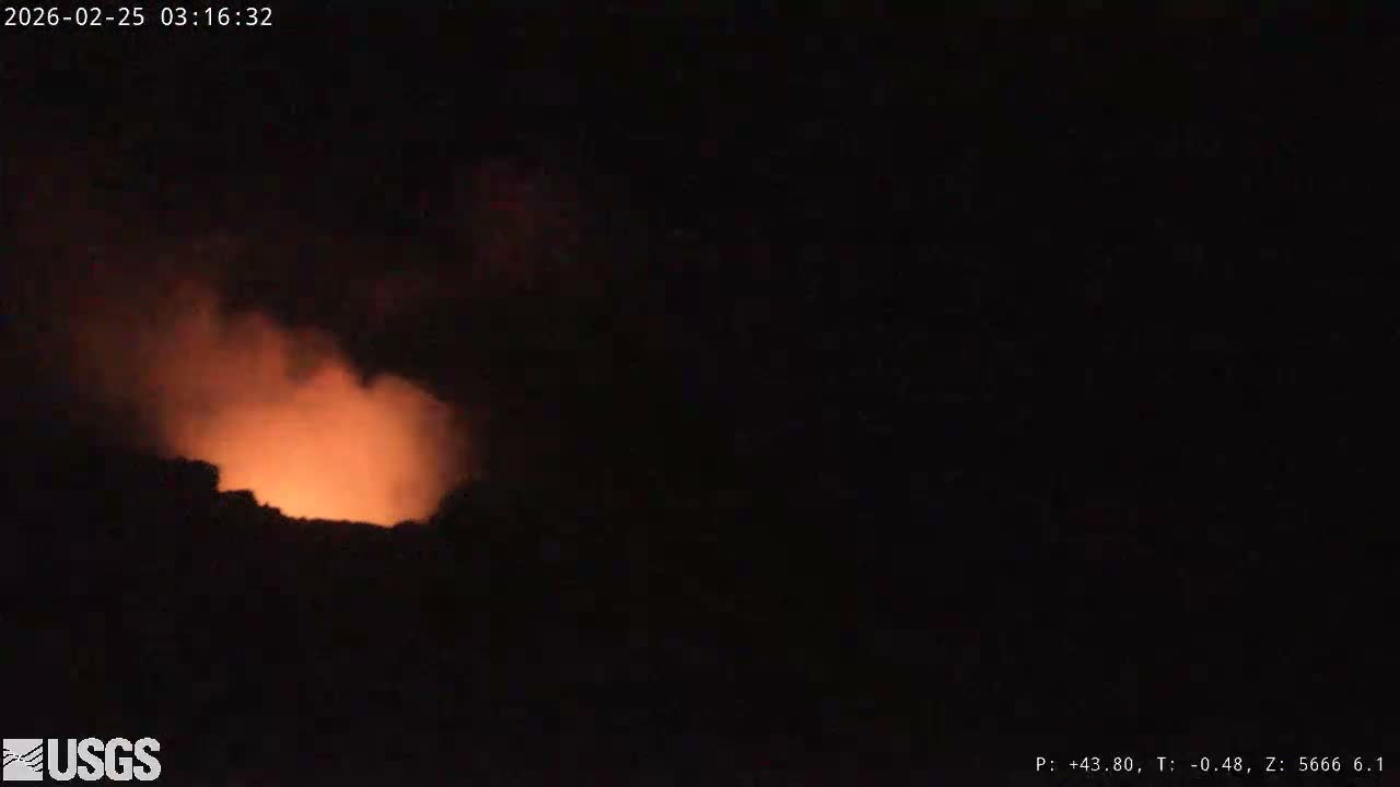 Hawaii , Kilauea Volcano, South Halemaʻumaʻu Crater Live Cam - Volcano, Big Island, Hawaii, USA