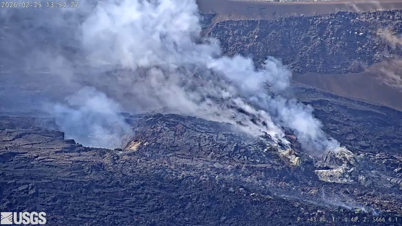 Hawaii , Kilauea Volcano, South Halemaʻumaʻu Crater Live Cam - Volcano, Big Island, Hawaii, USA