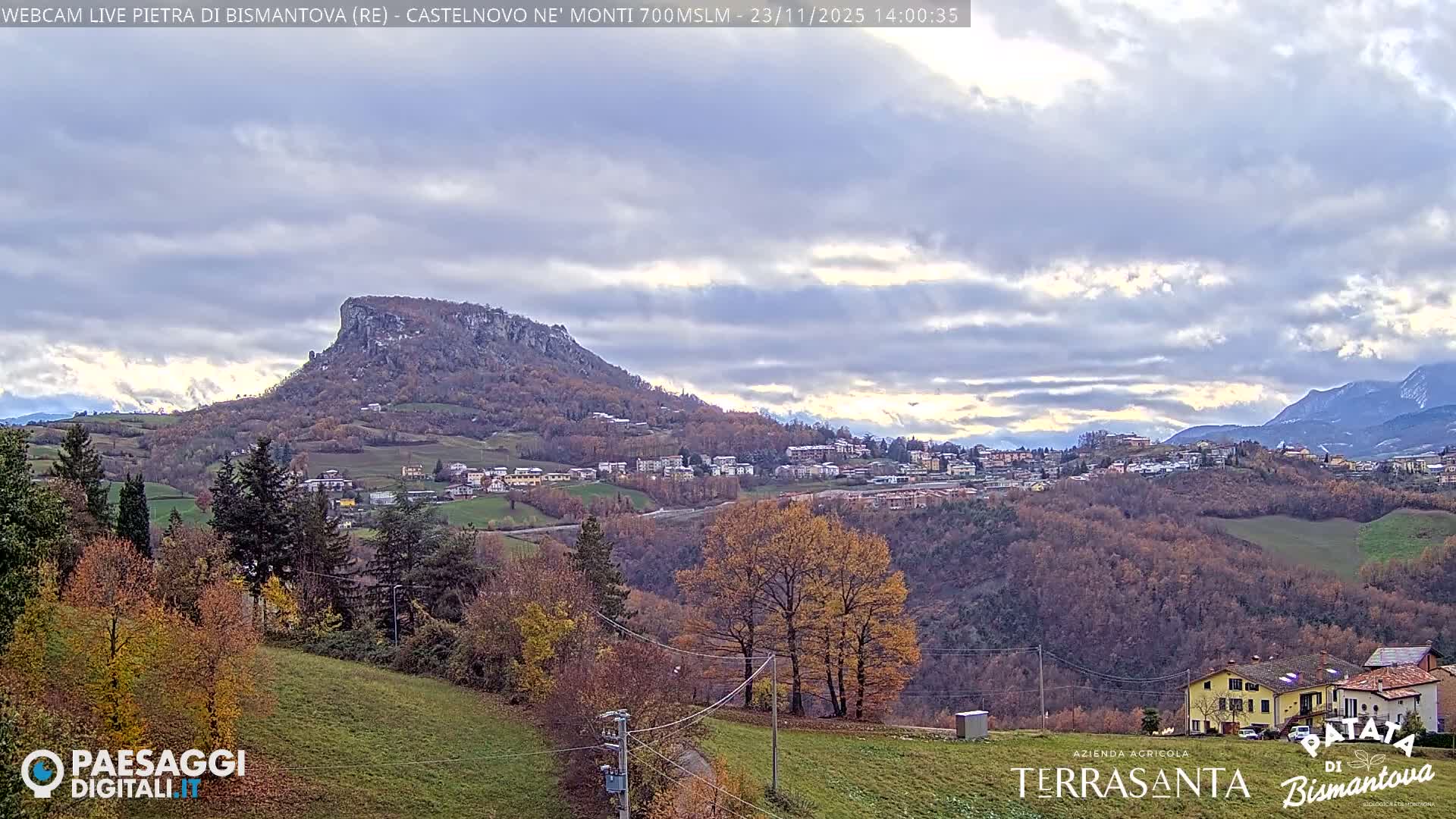  Pietra di Bismantova (Stone of Bismantova) Hill  & Castelnovo ne' Monti Comune Live Cam - Quarqua, Castelnovo ne' Monti, Reggia Emilia, Emilia-Romagna, Italy