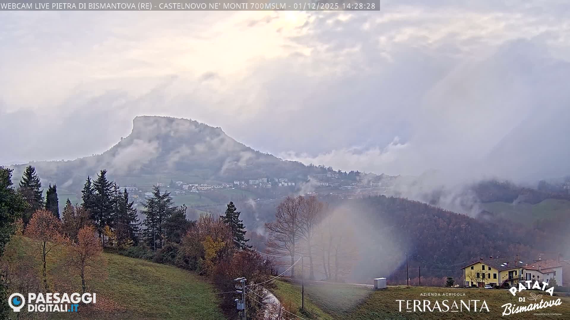  Pietra di Bismantova (Stone of Bismantova) Hill  & Castelnovo ne' Monti Comune Live Cam - Quarqua, Castelnovo ne' Monti, Reggia Emilia, Emilia-Romagna, Italy
