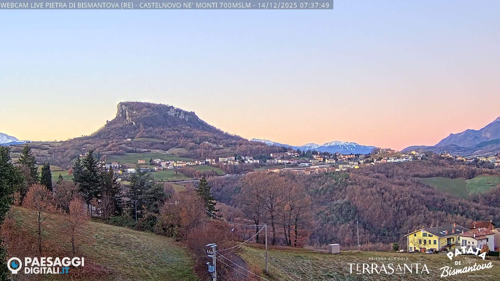  Pietra di Bismantova (Stone of Bismantova) Hill  & Castelnovo ne' Monti Comune Live Cam - Quarqua, Castelnovo ne' Monti, Reggia Emilia, Emilia-Romagna, Italy