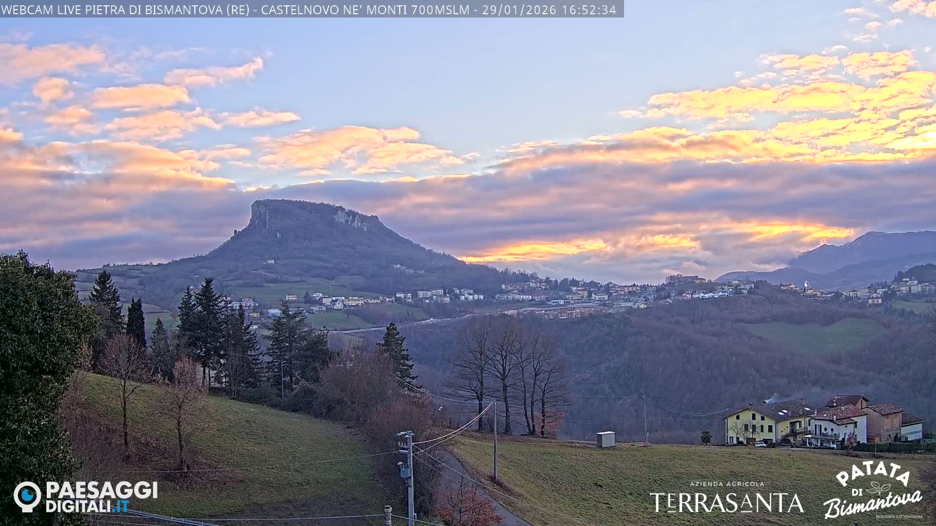  Pietra di Bismantova (Stone of Bismantova) Hill  & Castelnovo ne' Monti Comune Live Cam - Quarqua, Castelnovo ne' Monti, Reggia Emilia, Emilia-Romagna, Italy