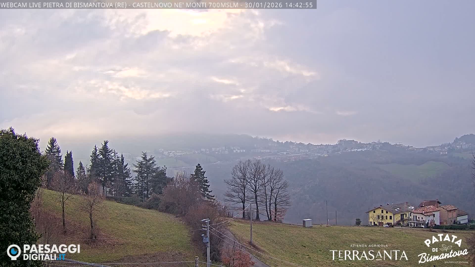  Pietra di Bismantova (Stone of Bismantova) Hill  & Castelnovo ne' Monti Comune Live Cam - Quarqua, Castelnovo ne' Monti, Reggia Emilia, Emilia-Romagna, Italy