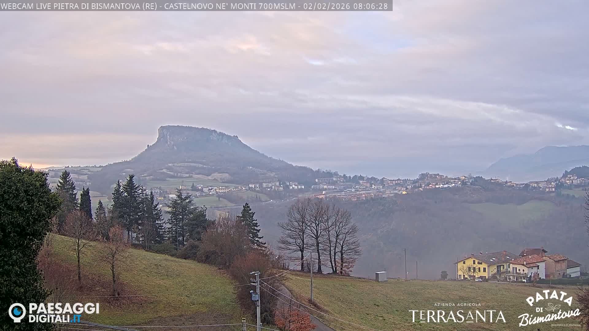  Pietra di Bismantova (Stone of Bismantova) Hill  & Castelnovo ne' Monti Comune Live Cam - Quarqua, Castelnovo ne' Monti, Reggia Emilia, Emilia-Romagna, Italy