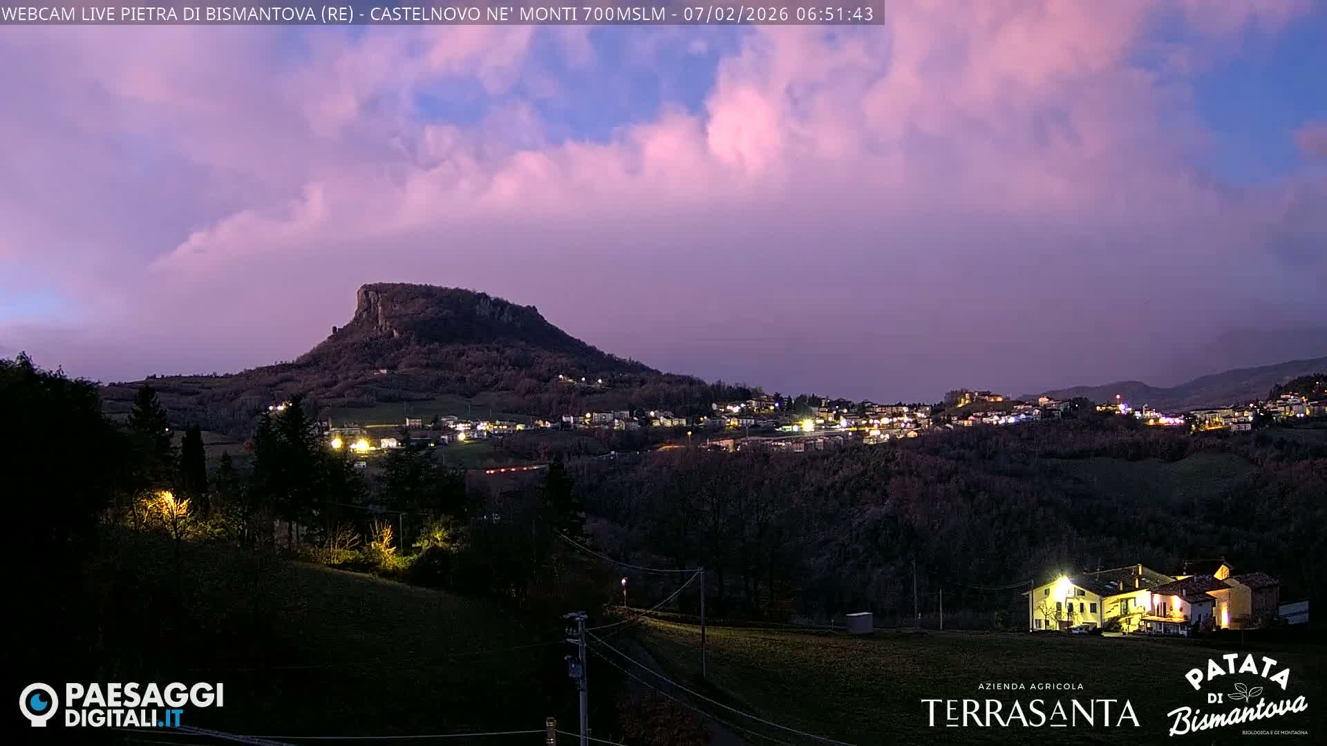  Pietra di Bismantova (Stone of Bismantova) Hill  & Castelnovo ne' Monti Comune Live Cam - Quarqua, Castelnovo ne' Monti, Reggia Emilia, Emilia-Romagna, Italy