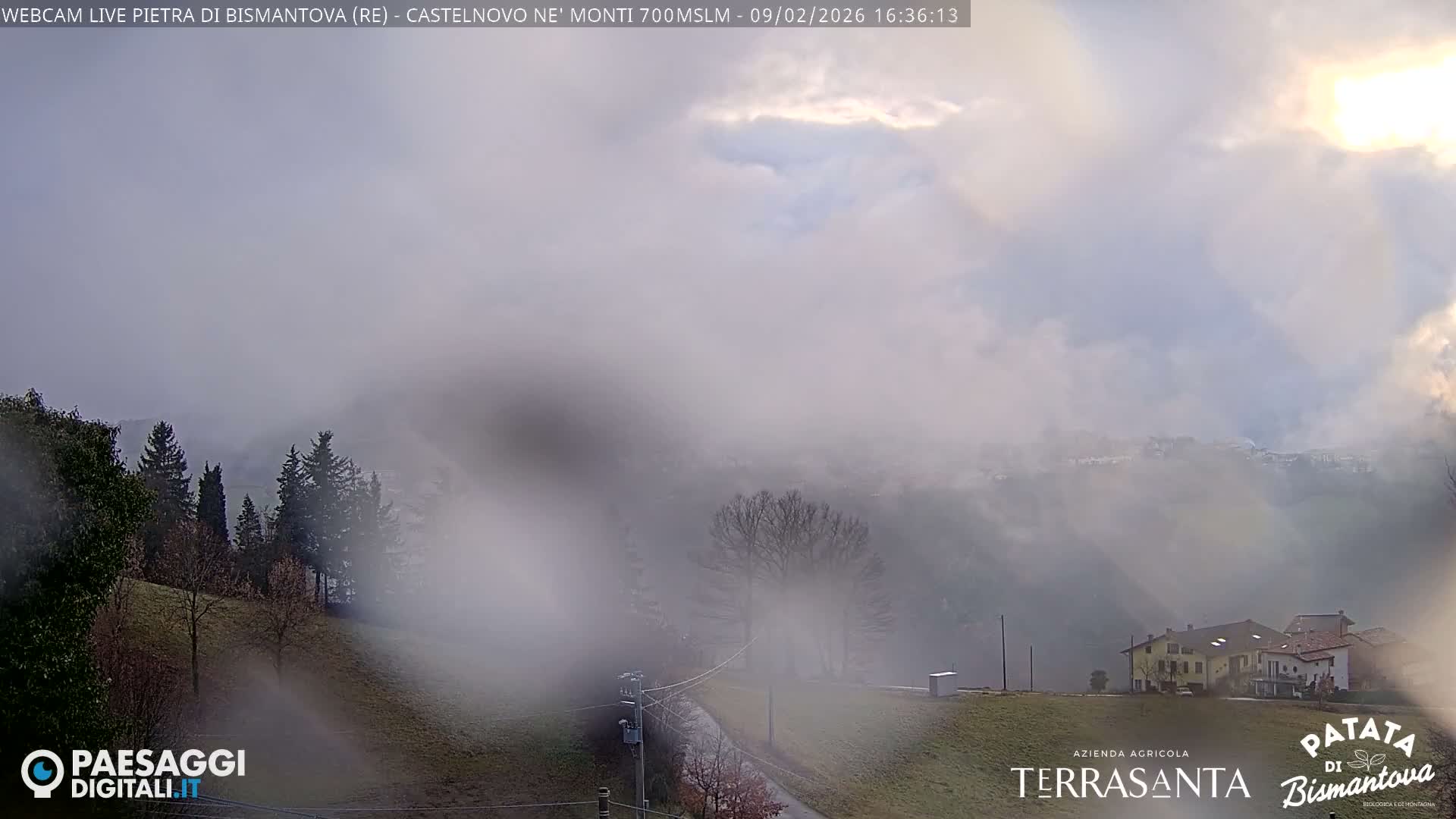  Pietra di Bismantova (Stone of Bismantova) Hill  & Castelnovo ne' Monti Comune Live Cam - Quarqua, Castelnovo ne' Monti, Reggia Emilia, Emilia-Romagna, Italy