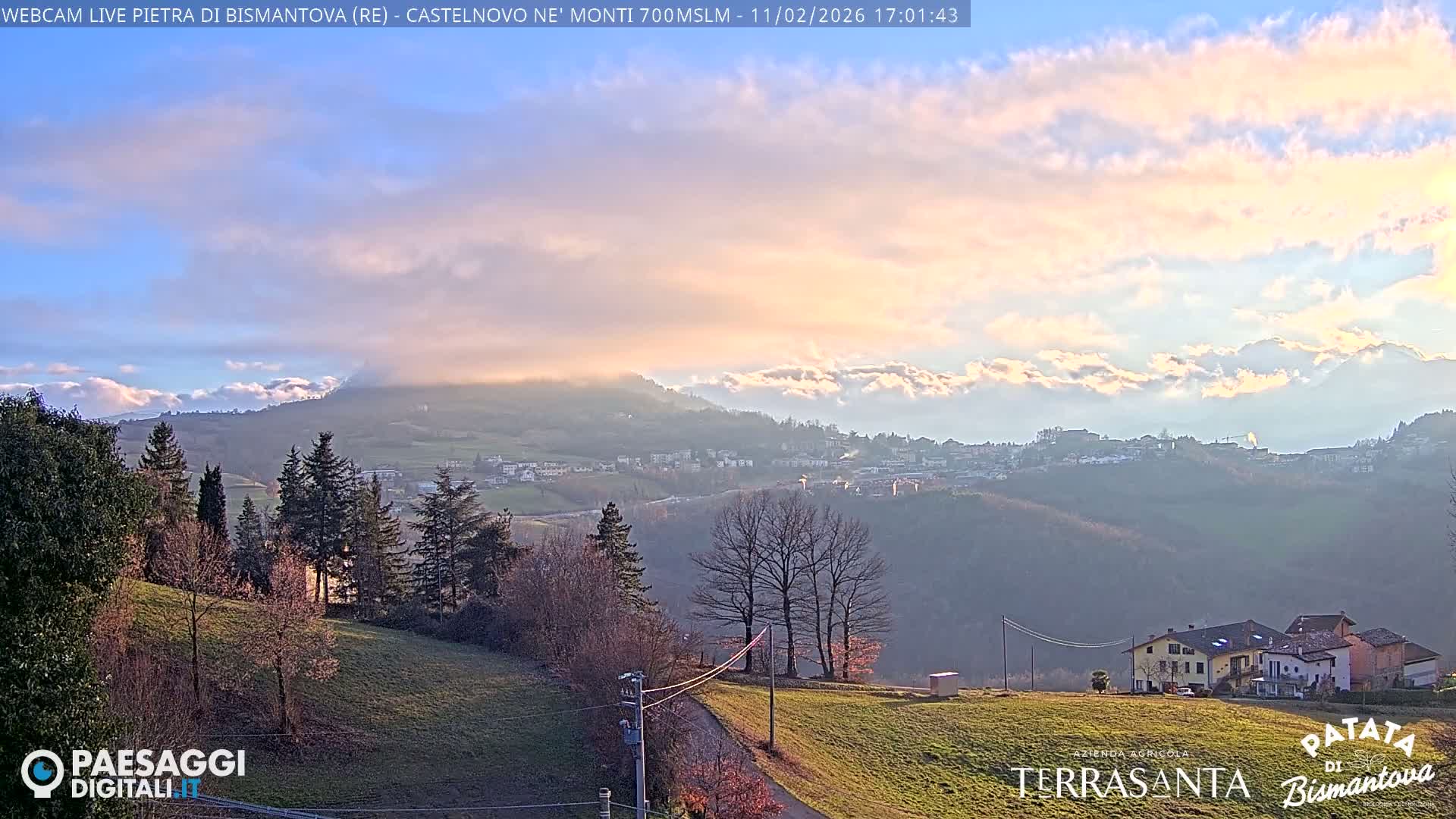  Pietra di Bismantova (Stone of Bismantova) Hill  & Castelnovo ne' Monti Comune Live Cam - Quarqua, Castelnovo ne' Monti, Reggia Emilia, Emilia-Romagna, Italy