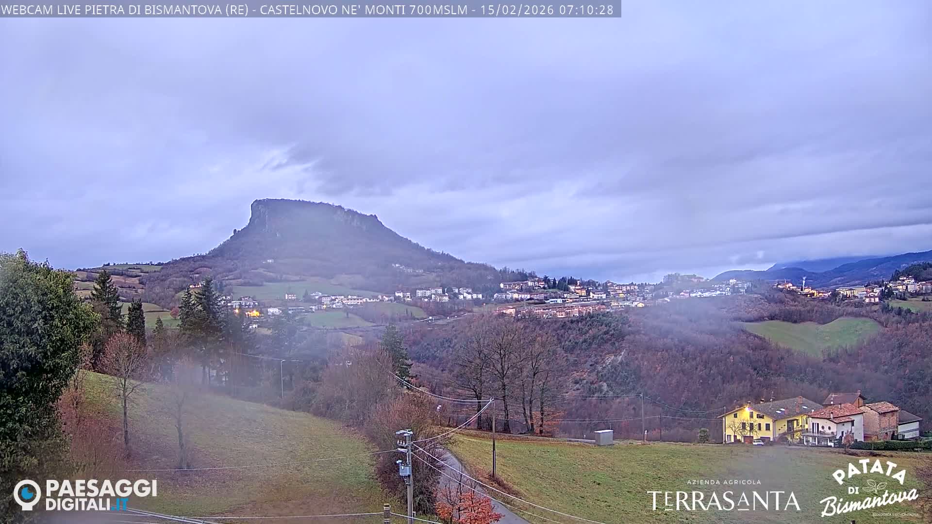  Pietra di Bismantova (Stone of Bismantova) Hill  & Castelnovo ne' Monti Comune Live Cam - Quarqua, Castelnovo ne' Monti, Reggia Emilia, Emilia-Romagna, Italy