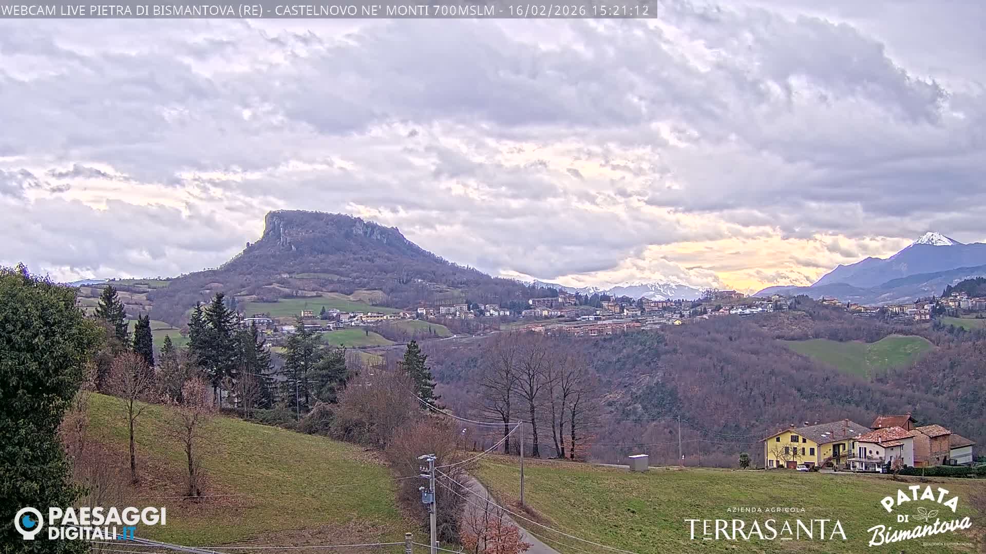  Pietra di Bismantova (Stone of Bismantova) Hill  & Castelnovo ne' Monti Comune Live Cam - Quarqua, Castelnovo ne' Monti, Reggia Emilia, Emilia-Romagna, Italy