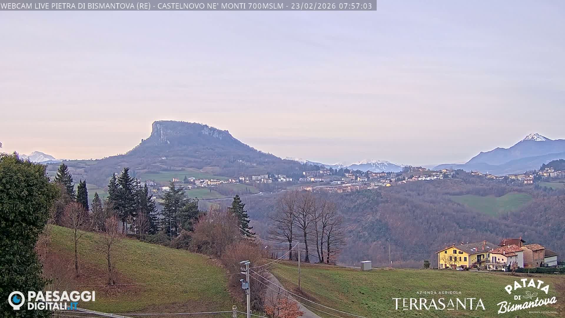  Pietra di Bismantova (Stone of Bismantova) Hill  & Castelnovo ne' Monti Comune Live Cam - Quarqua, Castelnovo ne' Monti, Reggia Emilia, Emilia-Romagna, Italy