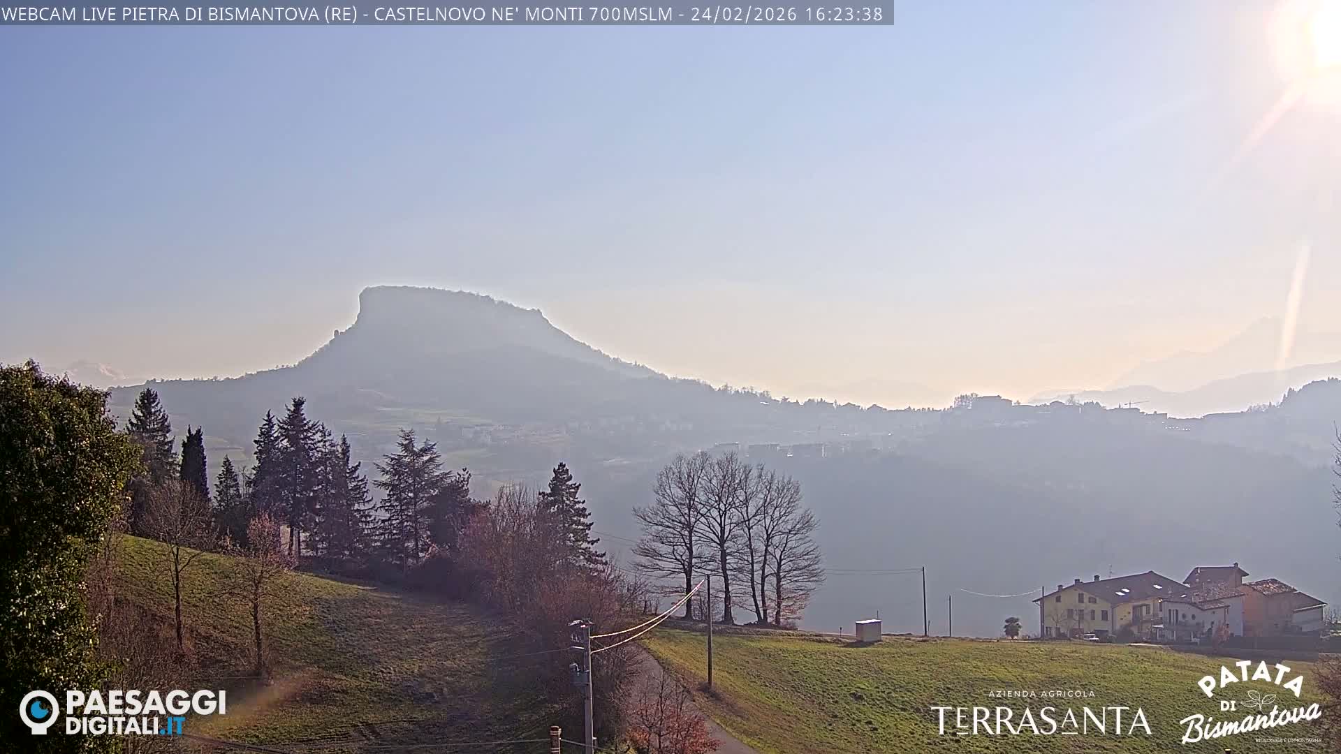  Pietra di Bismantova (Stone of Bismantova) Hill  & Castelnovo ne' Monti Comune Live Cam - Quarqua, Castelnovo ne' Monti, Reggia Emilia, Emilia-Romagna, Italy