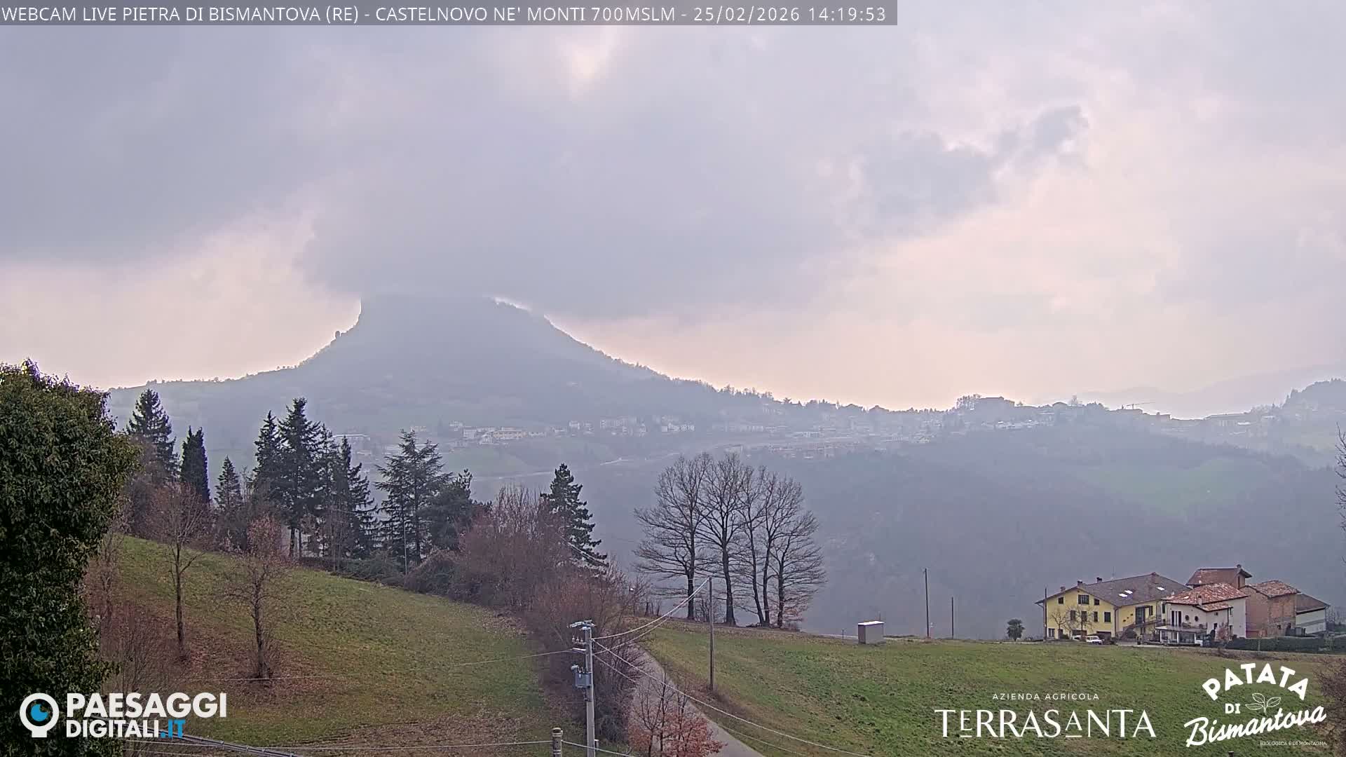  Pietra di Bismantova (Stone of Bismantova) Hill  & Castelnovo ne' Monti Comune Live Cam - Quarqua, Castelnovo ne' Monti, Reggia Emilia, Emilia-Romagna, Italy
