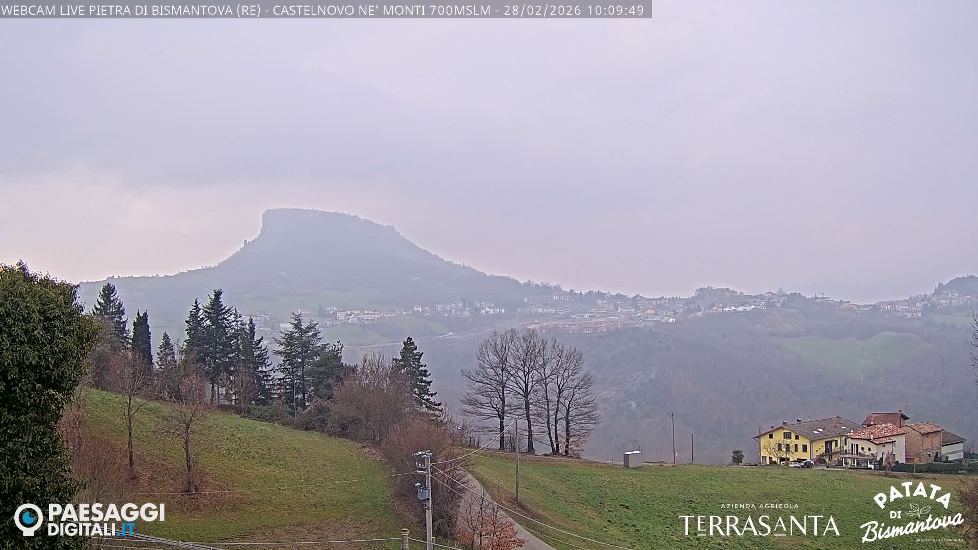  Pietra di Bismantova (Stone of Bismantova) Hill  & Castelnovo ne' Monti Comune Live Cam - Quarqua, Castelnovo ne' Monti, Reggia Emilia, Emilia-Romagna, Italy