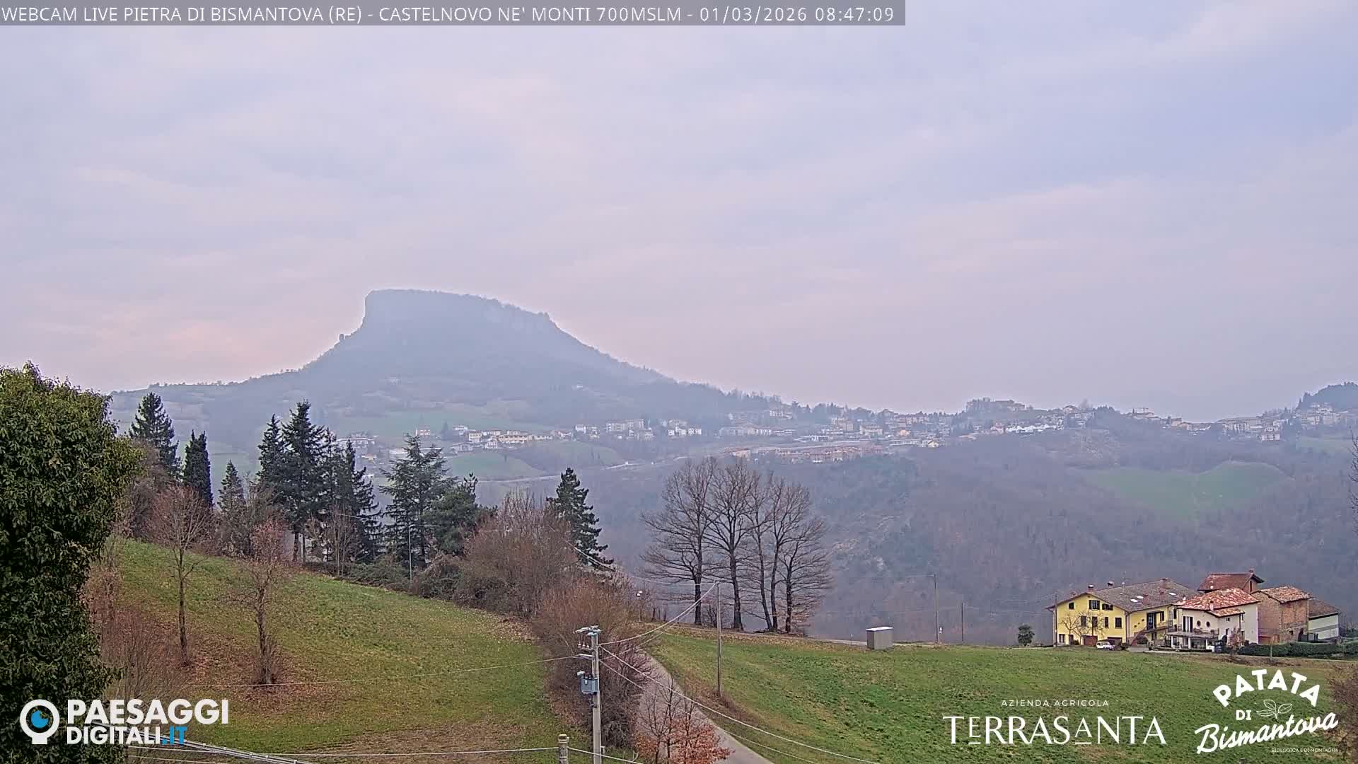  Pietra di Bismantova (Stone of Bismantova) Hill  & Castelnovo ne' Monti Comune Live Cam - Quarqua, Castelnovo ne' Monti, Reggia Emilia, Emilia-Romagna, Italy