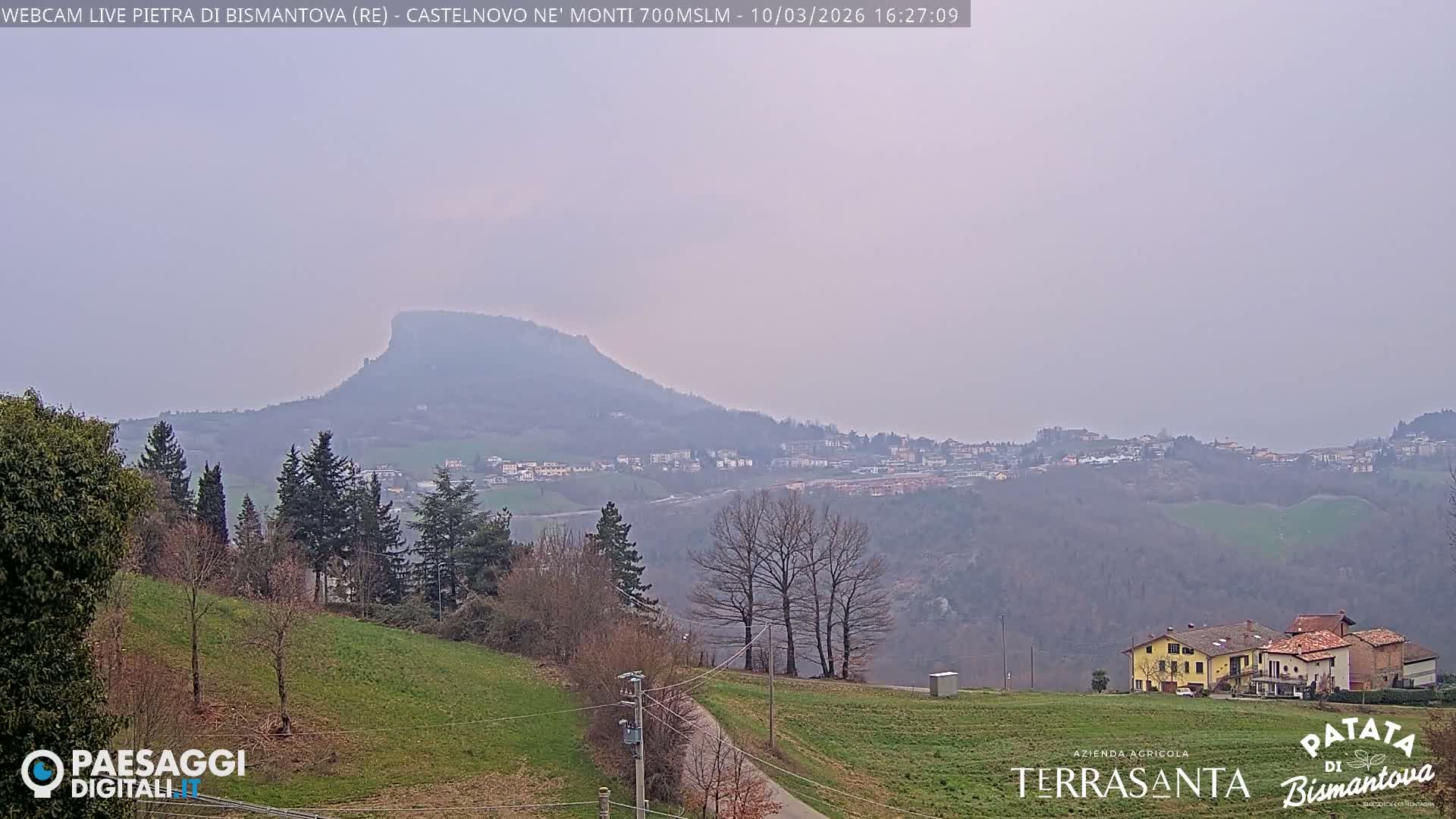  Pietra di Bismantova (Stone of Bismantova) Hill  & Castelnovo ne' Monti Comune Live Cam - Quarqua, Castelnovo ne' Monti, Reggia Emilia, Emilia-Romagna, Italy