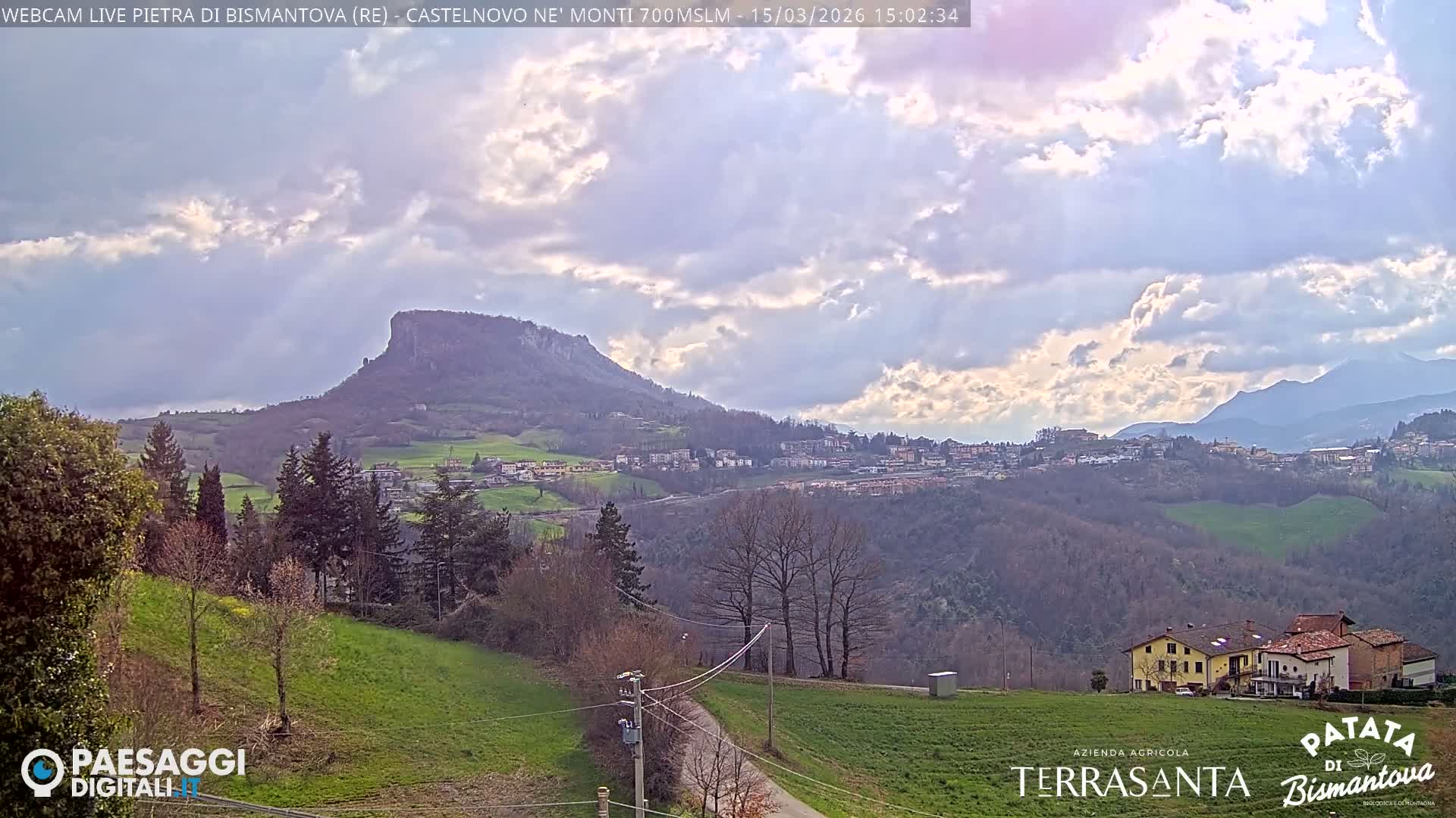  Pietra di Bismantova (Stone of Bismantova) Hill  & Castelnovo ne' Monti Comune Live Cam - Quarqua, Castelnovo ne' Monti, Reggia Emilia, Emilia-Romagna, Italy