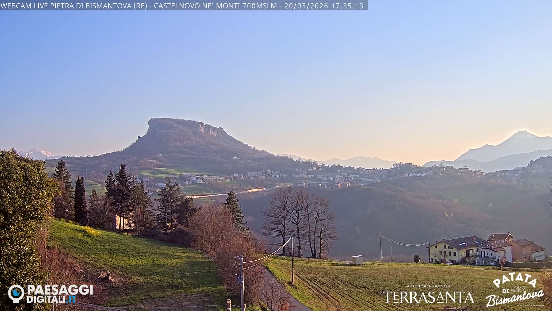  Pietra di Bismantova (Stone of Bismantova) Hill  & Castelnovo ne' Monti Comune Live Cam - Quarqua, Castelnovo ne' Monti, Reggia Emilia, Emilia-Romagna, Italy