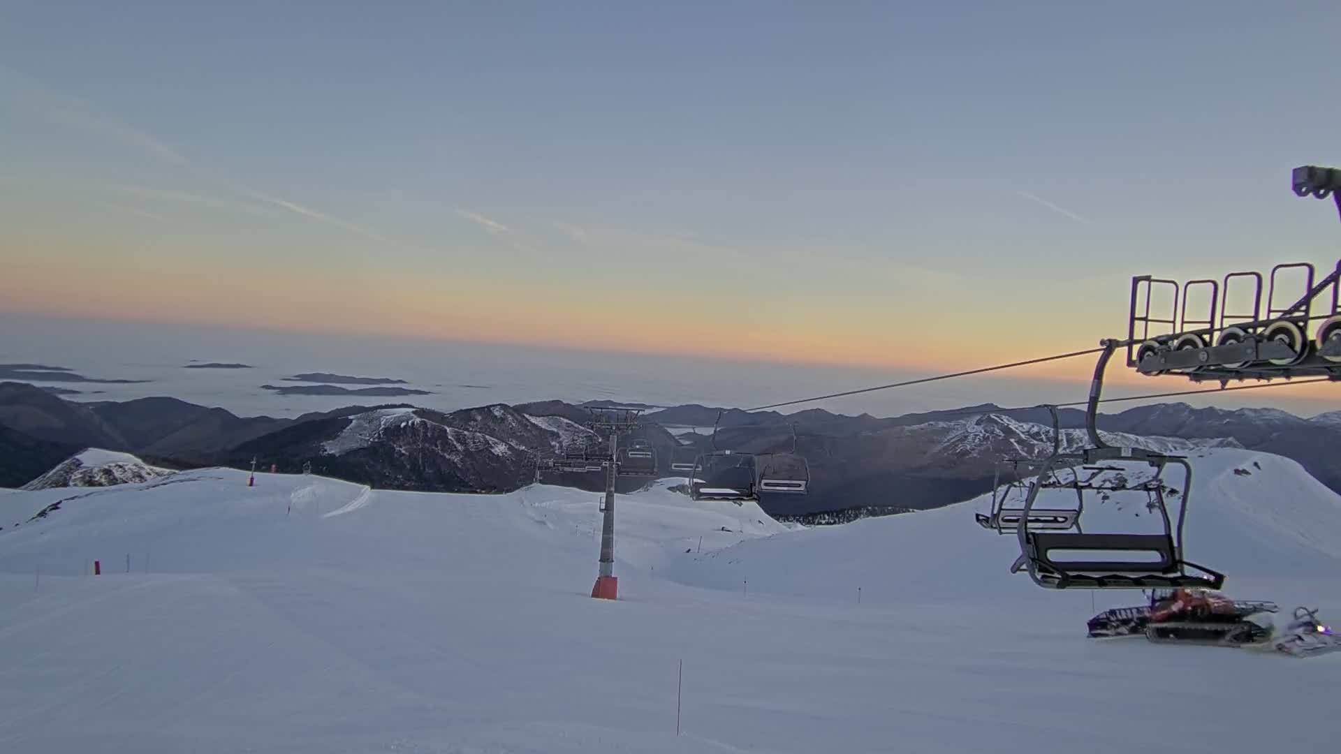 Arette La Pierre-Saint-Martin Summit Ski Slope & France - Spain Border Live Cam - Arette, Pyrenees-Atlantiques, Nouvelle-Aquitaine, France