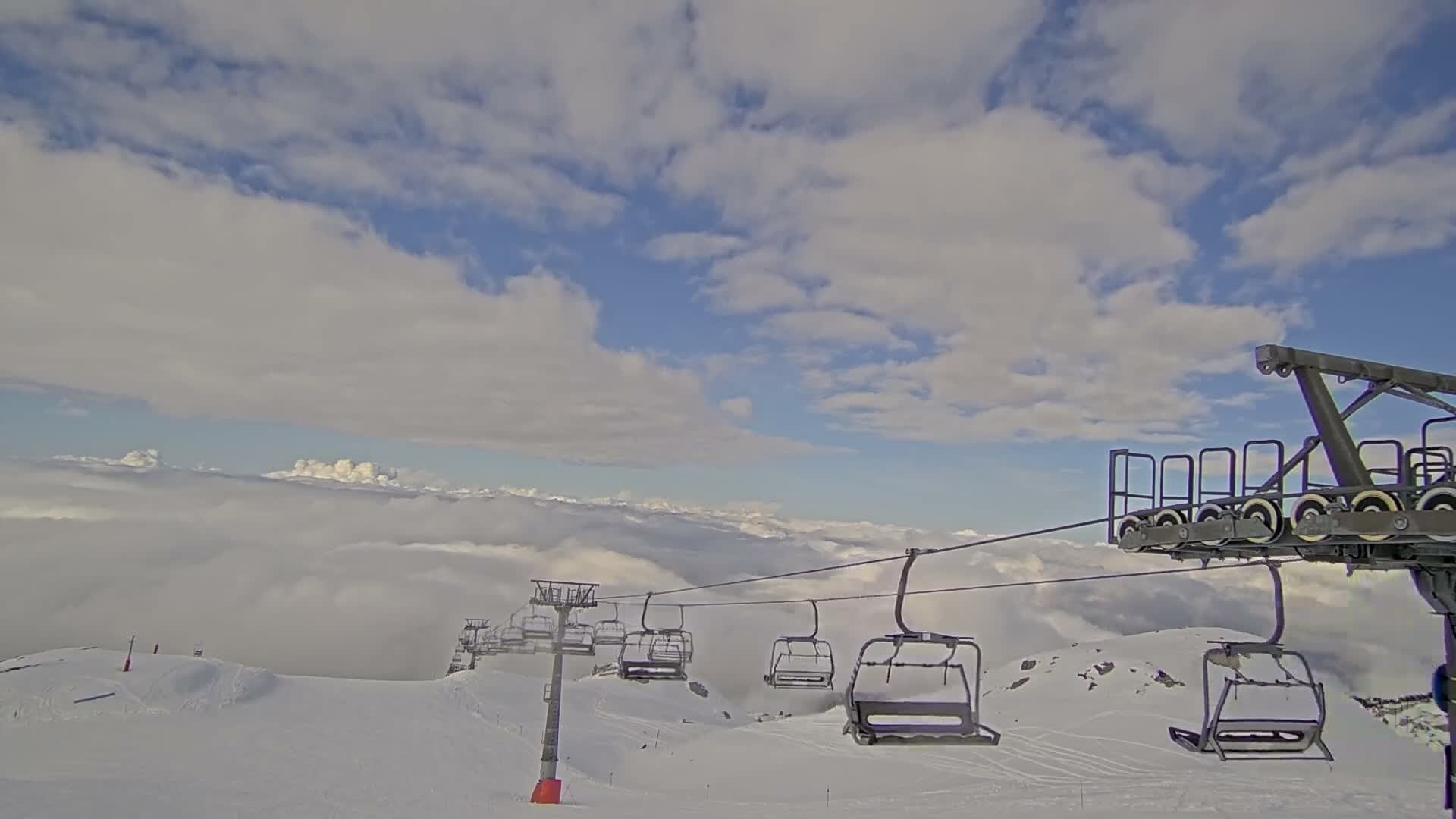 Arette La Pierre-Saint-Martin Summit Ski Slope & France - Spain Border Live Cam - Arette, Pyrenees-Atlantiques, Nouvelle-Aquitaine, France