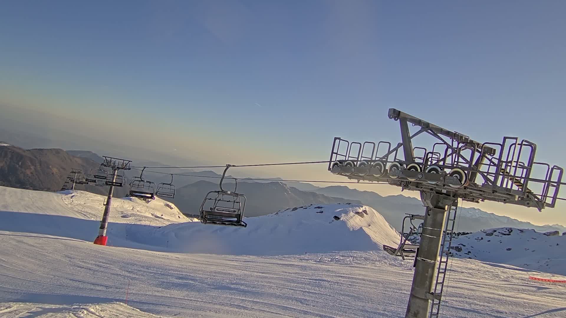 Arette La Pierre-Saint-Martin Summit Ski Slope & France - Spain Border Live Cam - Arette, Pyrenees-Atlantiques, Nouvelle-Aquitaine, France