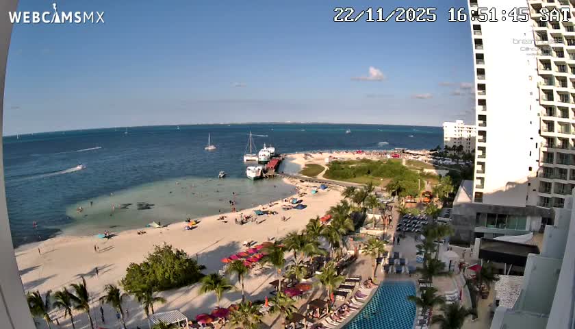Cancun, Playa Juanito & Isla Mujeres Garrafon/Dolphin Discovery Ferry Live Cam - Zona Hotelera, Cancún, Quintana Roo, Mexico