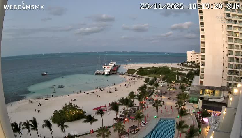 Cancun, Playa Juanito & Isla Mujeres Garrafon/Dolphin Discovery Ferry Live Cam - Zona Hotelera, Cancún, Quintana Roo, Mexico