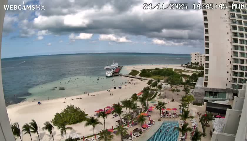 Cancun, Playa Juanito & Isla Mujeres Garrafon/Dolphin Discovery Ferry Live Cam - Zona Hotelera, Cancún, Quintana Roo, Mexico