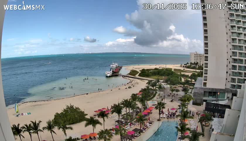 Cancun, Playa Juanito & Isla Mujeres Garrafon/Dolphin Discovery Ferry Live Cam - Zona Hotelera, Cancún, Quintana Roo, Mexico