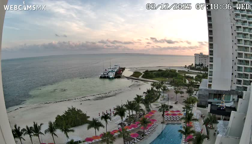 Cancun, Playa Juanito & Isla Mujeres Garrafon/Dolphin Discovery Ferry Live Cam - Zona Hotelera, Cancún, Quintana Roo, Mexico