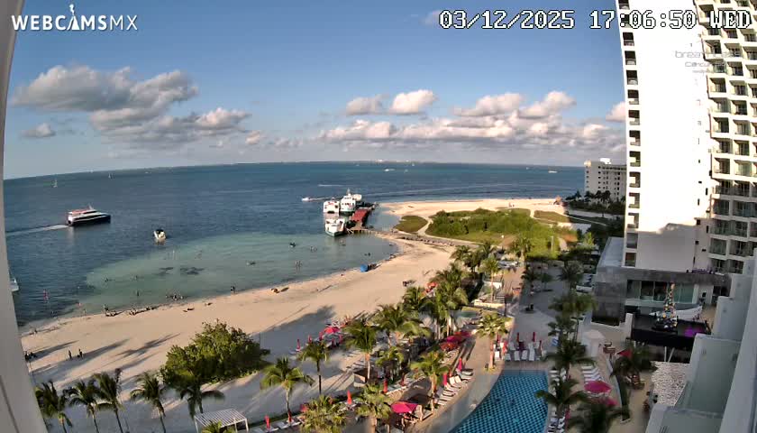 Cancun, Playa Juanito & Isla Mujeres Garrafon/Dolphin Discovery Ferry Live Cam - Zona Hotelera, Cancún, Quintana Roo, Mexico