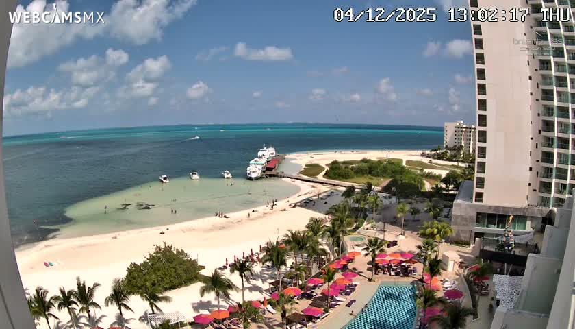 Cancun, Playa Juanito & Isla Mujeres Garrafon/Dolphin Discovery Ferry Live Cam - Zona Hotelera, Cancún, Quintana Roo, Mexico