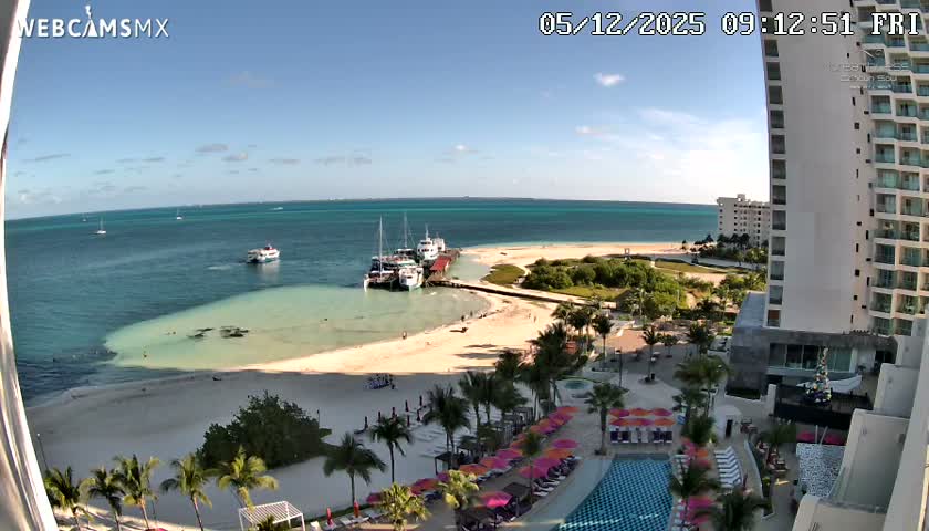 Cancun, Playa Juanito & Isla Mujeres Garrafon/Dolphin Discovery Ferry Live Cam - Zona Hotelera, Cancún, Quintana Roo, Mexico