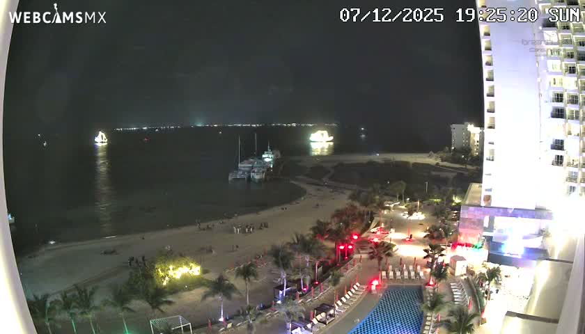 Cancun, Playa Juanito & Isla Mujeres Garrafon/Dolphin Discovery Ferry Live Cam - Zona Hotelera, Cancún, Quintana Roo, Mexico