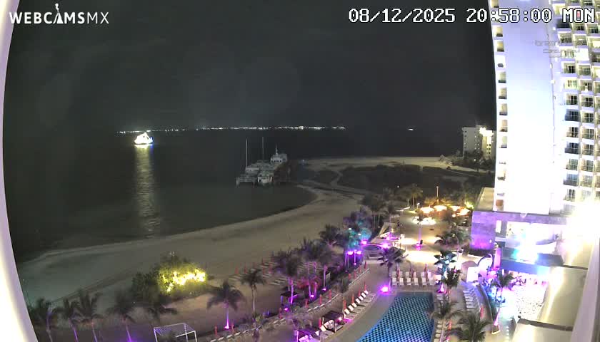 Cancun, Playa Juanito & Isla Mujeres Garrafon/Dolphin Discovery Ferry Live Cam - Zona Hotelera, Cancún, Quintana Roo, Mexico