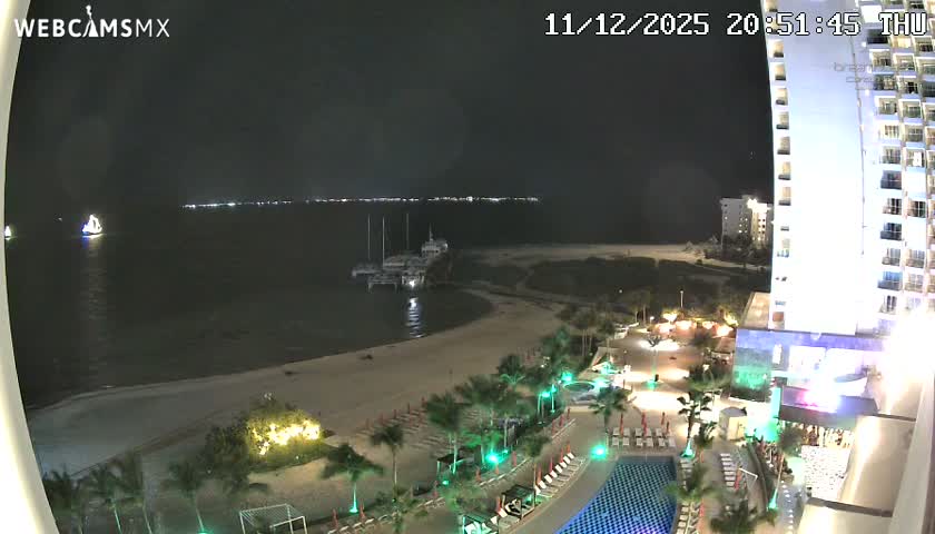 Cancun, Playa Juanito & Isla Mujeres Garrafon/Dolphin Discovery Ferry Live Cam - Zona Hotelera, Cancún, Quintana Roo, Mexico