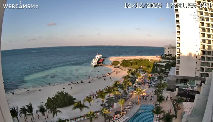 Cancun, Playa Juanito & Isla Mujeres Garrafon/Dolphin Discovery Ferry Live Cam - Zona Hotelera, Cancún, Quintana Roo, Mexico