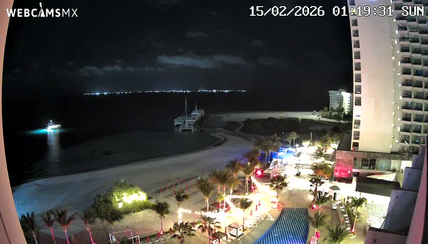 Cancun, Playa Juanito & Isla Mujeres Garrafon/Dolphin Discovery Ferry Live Cam - Zona Hotelera, Cancún, Quintana Roo, Mexico