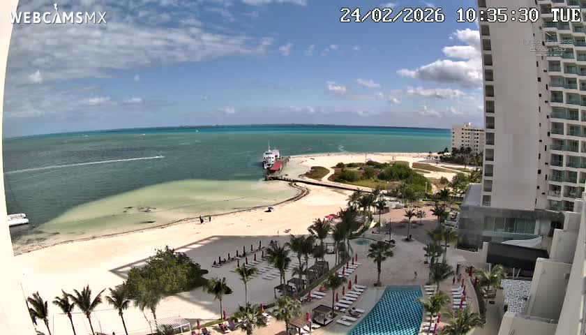 Cancun, Playa Juanito & Isla Mujeres Garrafon/Dolphin Discovery Ferry Live Cam - Zona Hotelera, Cancún, Quintana Roo, Mexico