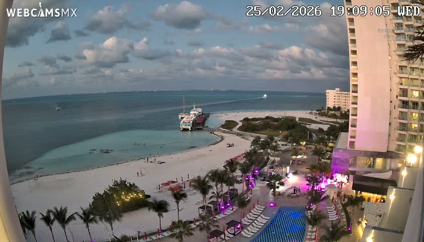 Cancun, Playa Juanito & Isla Mujeres Garrafon/Dolphin Discovery Ferry Live Cam - Zona Hotelera, Cancún, Quintana Roo, Mexico