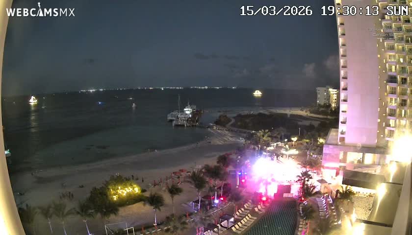 Cancun, Playa Juanito & Isla Mujeres Garrafon/Dolphin Discovery Ferry Live Cam - Zona Hotelera, Cancún, Quintana Roo, Mexico