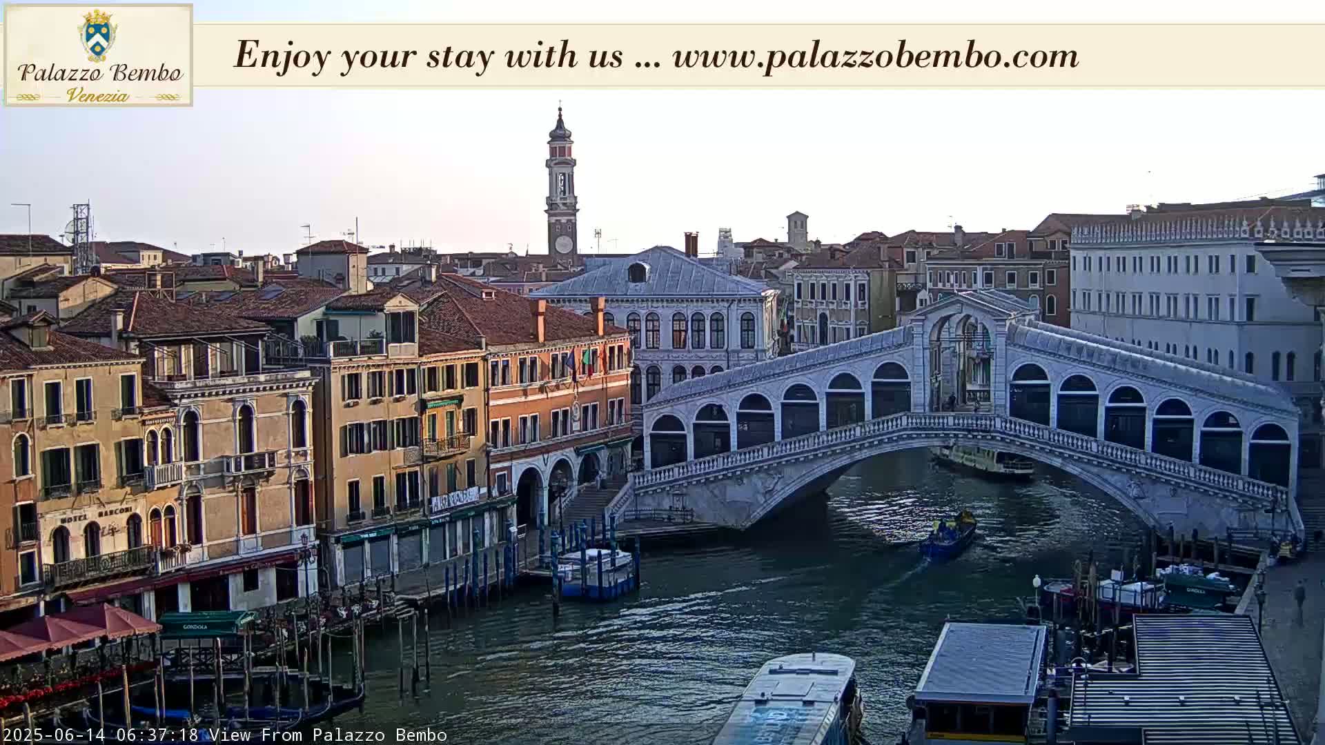 Venice, Rialto Bridge in Grand Canal Live Cam - Veneto, Italy