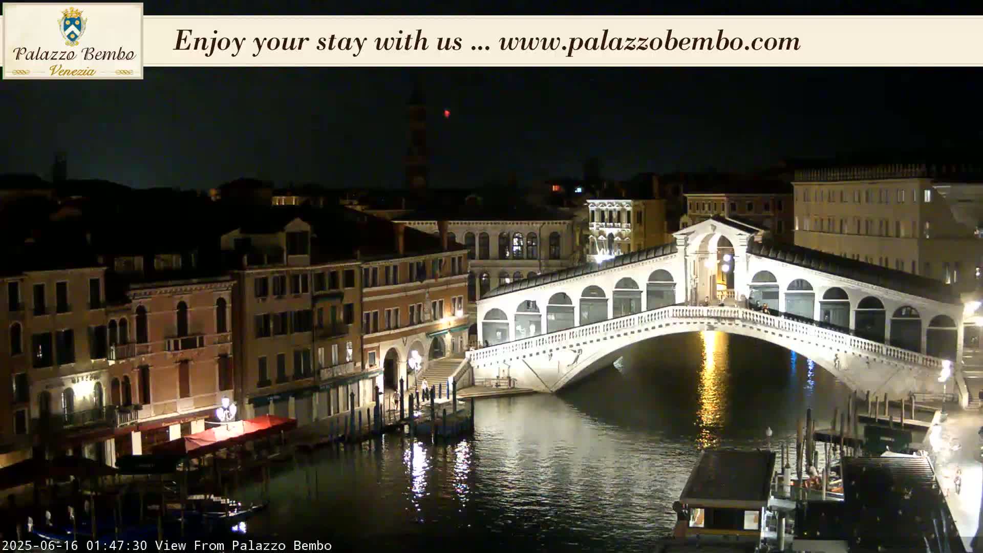 Venice, Rialto Bridge in Grand Canal Live Cam - Venice, Veneto, Italy