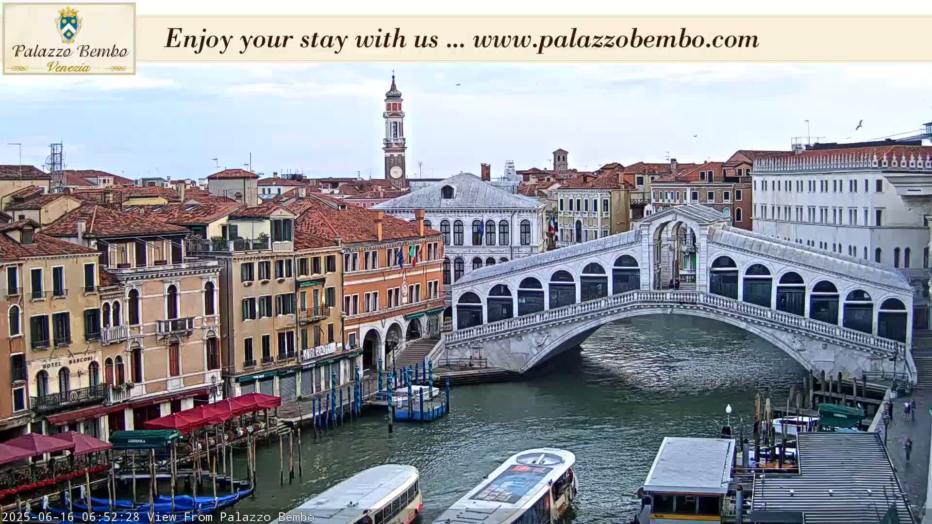 Venice, Rialto Bridge in Grand Canal Live Cam - Venice, Veneto, Italy