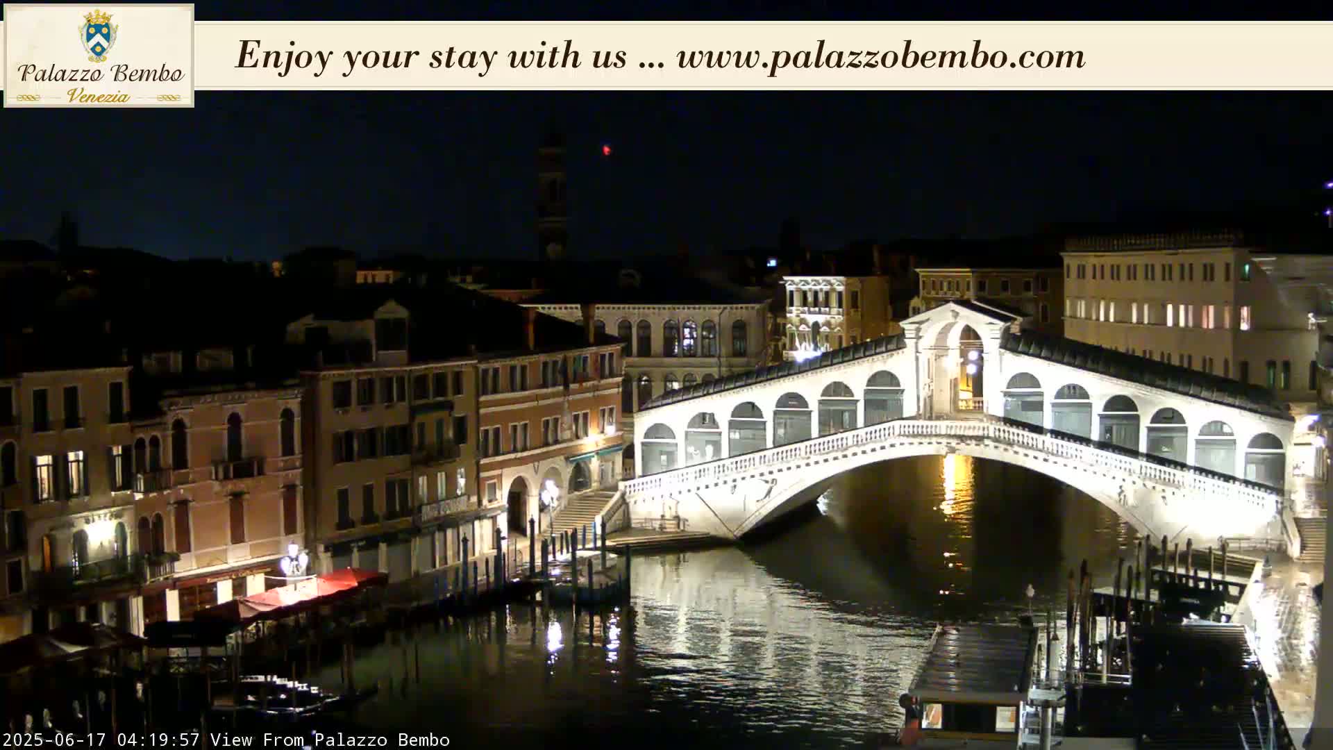 Venice, Rialto Bridge in Grand Canal Live Cam - Venice, Veneto, Italy