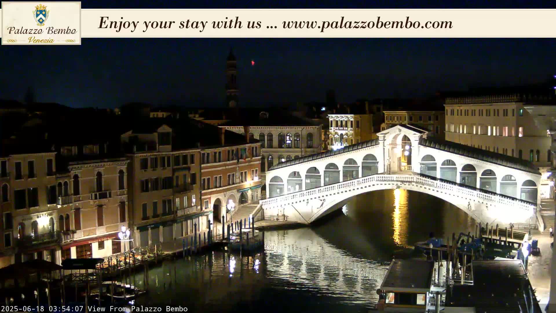 Venice, Rialto Bridge in Grand Canal Live Cam - Venice, Veneto, Italy