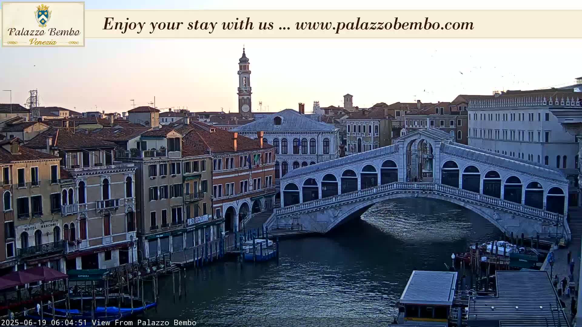 Venice, Rialto Bridge in Grand Canal Live Cam - Venice, Veneto, Italy