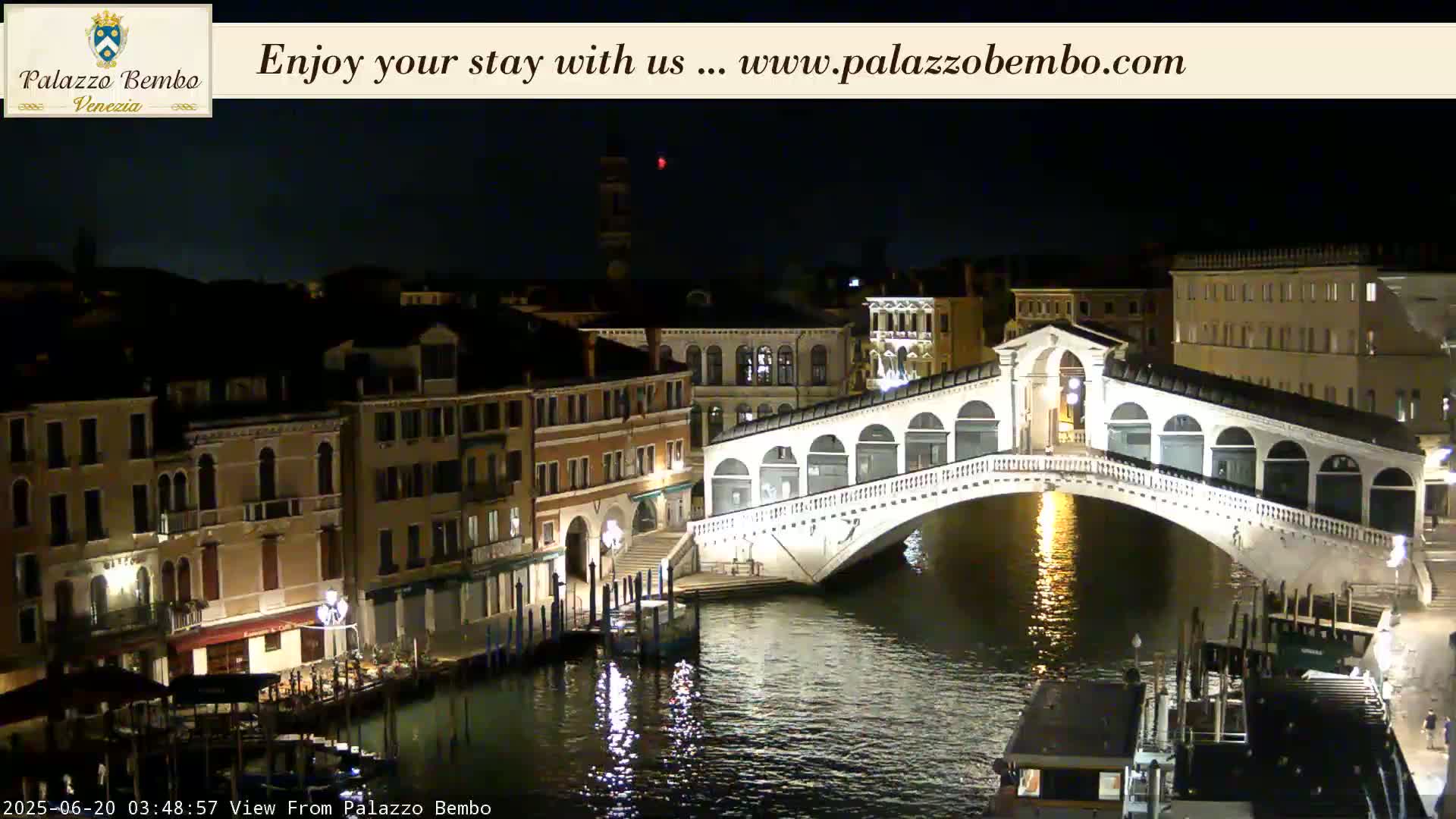 Venice, Rialto Bridge in Grand Canal Live Cam - Venice, Veneto, Italy