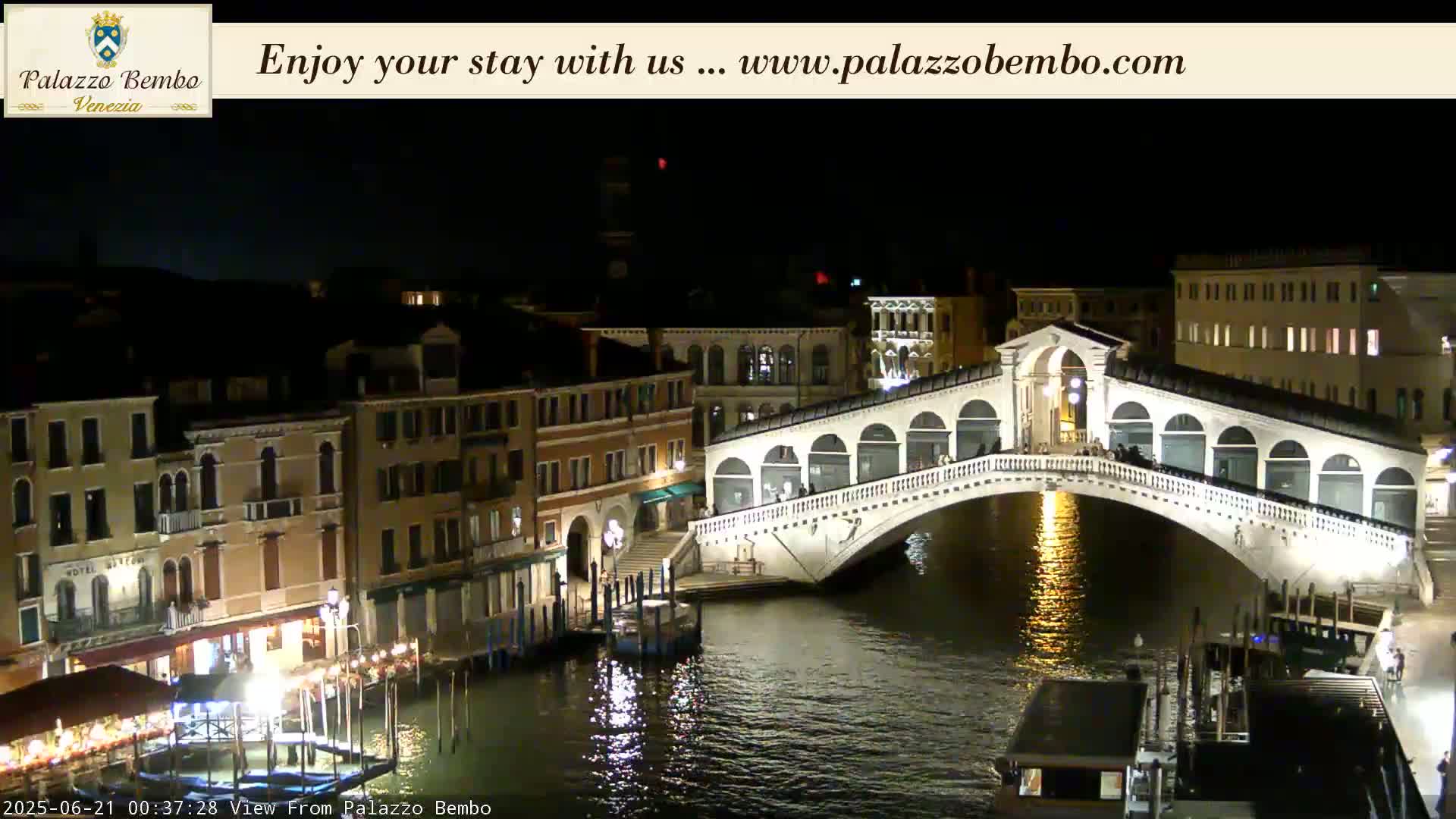 Venice, Rialto Bridge in Grand Canal Live Cam - Venice, Veneto, Italy