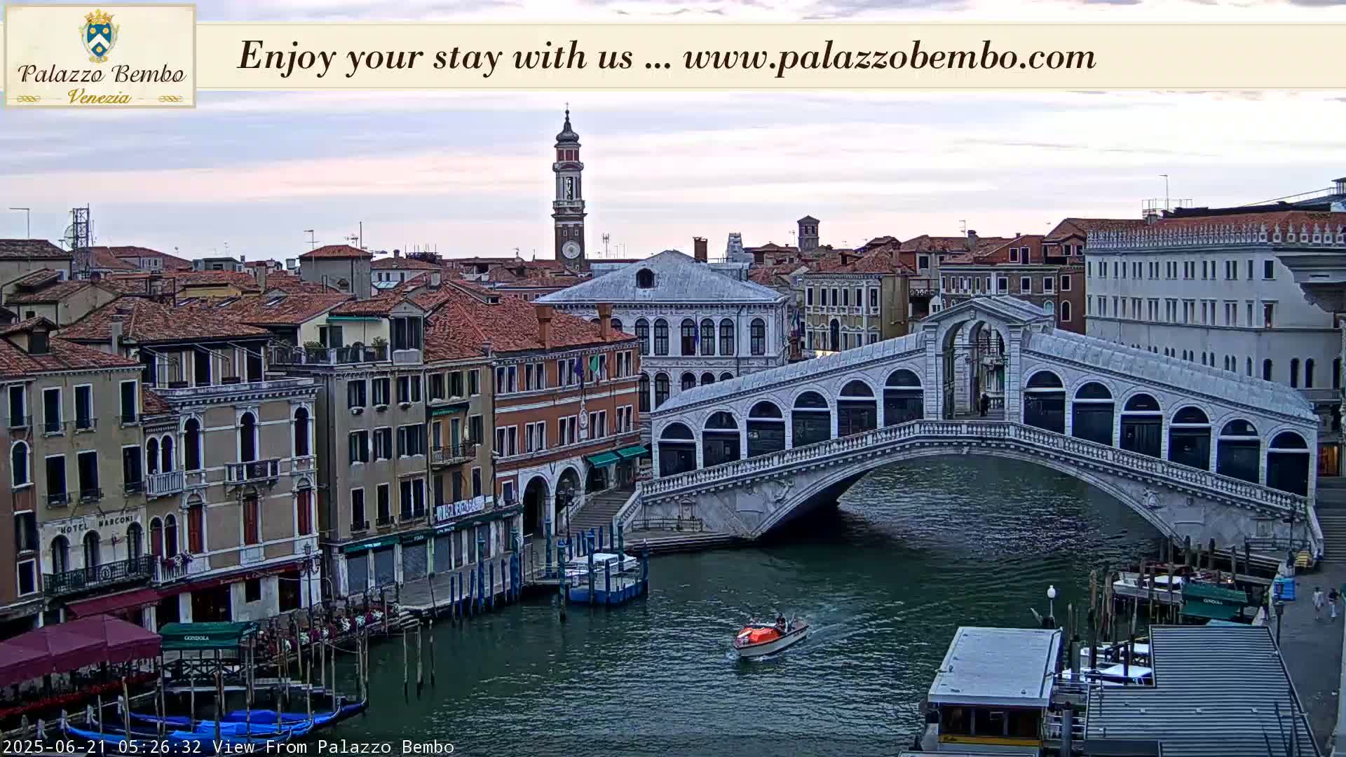 Venice, Rialto Bridge in Grand Canal Live Cam - Venice, Veneto, Italy